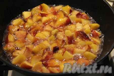 Обжарить персики в карамели в течение минут 5, иногда помешивая. Добавить корицу, перемешать.