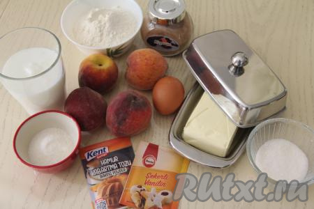 Подготовить продукты для приготовления пирога с персиками на сковороде. Персики вымыть.