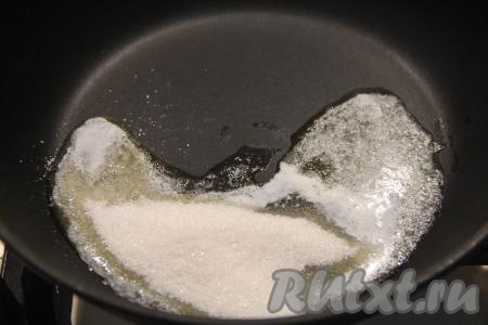 В сковороду диаметром 20 сантиметров выложить сливочное масло, поставить на огонь. Добавить сахар, готовить карамель на среднем огне, иногда помешивая, минуты 2 (до однородности).&nbsp;