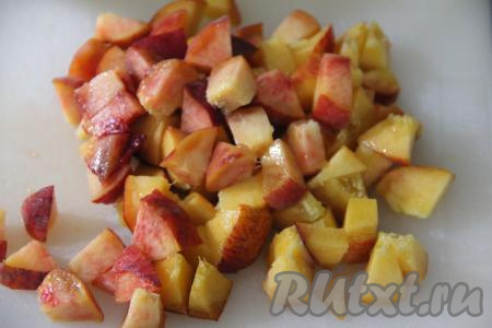 Из персиков удалить косточки. Нарезать персики на кубики размером 2 сантиметра на 2 сантиметра.&nbsp;