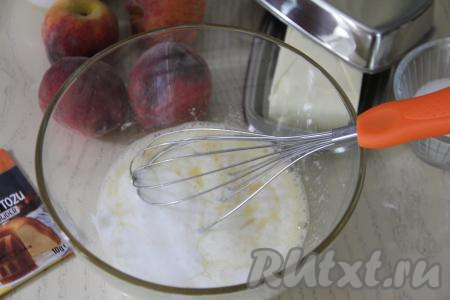 Влить кефир, снова перемешать до однородности.