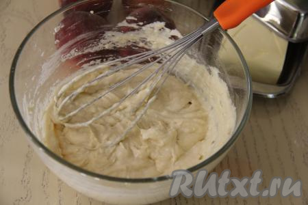 Частями добавляя оставшуюся просеянную муку, замесить однородное, достаточно густое тесто, как на фото, напоминающее жирную сметану.