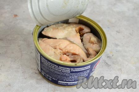 Открываем банку с консервированной горбушей.