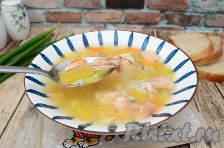 Аппетитный, вкусный, достаточно наваристый суп, сваренный с консервированной горбушей и рисом, разливаем по тарелкам и горячим подаём к столу. Это простое блюдо отлично разнообразит повседневное меню, попробуйте!