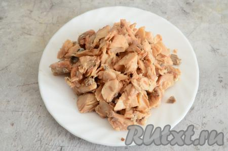 Рыбу перекладываем на тарелку. Отделяем консервированную горбушу от костей, разбирая рыбку на части. Жидкость из банки я для приготовления супа не использую, но здесь уже на ваше усмотрение.