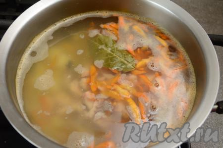 Затем солим, провариваем ещё 2-3 минуты и убираем с огня.