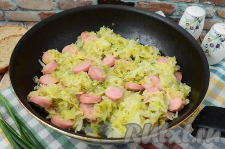 Молодую капусту, тушёную с сосисками, разложить со сковороды по тарелкам и можно подавать к столу. Это сочное, вкусное блюдо прекрасно насытит и порадует яркими красками и вас, и ваших близких!