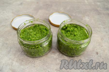 Я же решила заморозить эту пасту из стрелок чеснока на зиму, разложив по 2 банкам объёмом 250 миллилитров. Баночки я предварительно вымыла, обдала кипятком, обсушила. Крышки тоже обдала кипятком, обсушила. Наполнять банки нужно неплотно и не до краёв, а всего лишь по плечики банки. Так как банки будут храниться в морозилке, то во время застывания паста увеличится в объёме, поэтому очень важно наполнять баночки по плечики. Если же вы заполните банки до самого верха, то паста в процессе заморозки может "разорвать" банки изнутри.