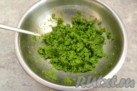 Перемешать пасту, приготовленную из чесночных стрелок, до однородности. Паста получается очень ароматной, красивой, не острой. Часть такой пасты сразу можно подать в качестве дополнения к мясу, использовать для приготовления первых и вторых блюд, различных гарниров и салатов. Но только, добавляя пасту в блюда, учитывайте, что паста достаточно солёная.