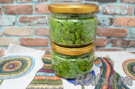 Закрыть баночки с пастой плотно закручивающимися крышками и отправить на хранение в морозилку.&nbsp;Паста из чесночных стрелок в банках занимает в морозильной камере очень мало места, а самое главное - хранится она герметично, а значит её запах не распространяется по всей морозилке. По мере надобности зимой можно достать очередную баночку из морозилки, переставить в холодильник и использовать по мере необходимости. Так как в пасте достаточное количество соли, она прекрасно хранится в холодильнике, как минимум, в течение 2 месяцев, но у нас она съедается гораздо быстрее.