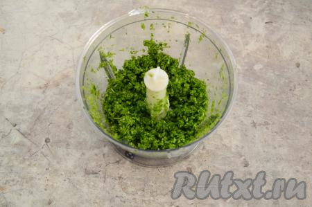 Пробить чесночные стрелки в измельчителе до получения однородной массы. Удобно пробивать стрелки в измельчителе именно небольшими порциями. Также вы можете вместо измельчителя перекрутить стрелки через мясорубку, будет примерно такая же консистенция.