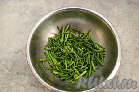 Стрелки нарезать на кусочки длиной примерно 3-5 сантиметров. 