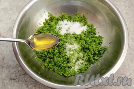 В миску с измельчёнными стрелками всыпать соль и сахар, влить растительное масло. Я предпочитаю в эту пасту добавлять оливковое масло первого отжима, но, в принципе, подойдёт обычное подсолнечное масло.