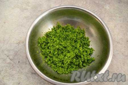 Сложить измельчённые стрелки в глубокую миску.