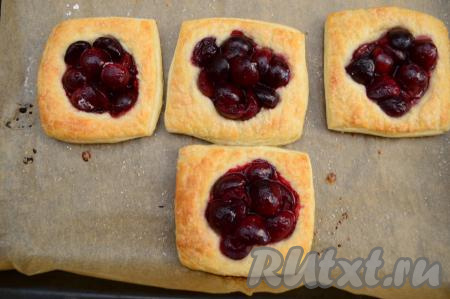 Отправить слойки с черешней выпекаться в разогретую до 200 градусов духовку на 20 минут. Слойки должны подняться и стать приятного золотистого оттенка.