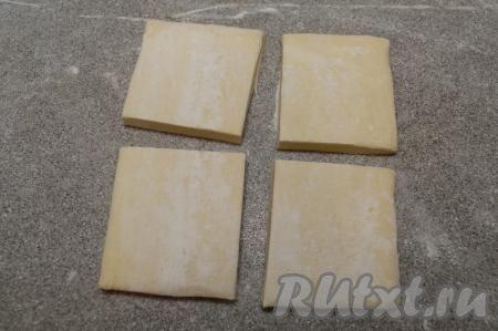 В этот раз для приготовления слоек я взяла 1 квадратный пласт слоёного теста. Размороженный пласт теста нужно разрезать на 4 квадрата.