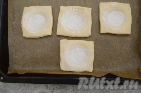 Выложить все 4 заготовки слоек на противень, застеленный бумагой для выпечки. Выкладывать нужно заготовки слоек на небольшом расстоянии друг от друга.