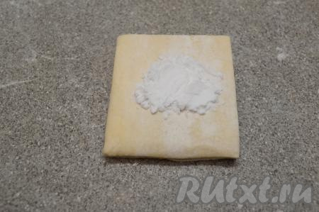 В середину каждого квадрата положить чуть меньше половины чайной ложки крахмала.