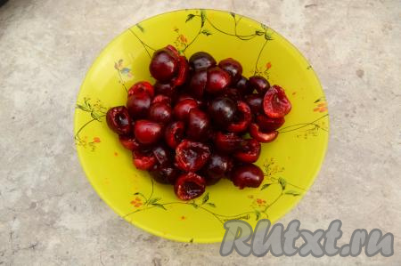 Из свежей черешни удалить косточки, разделяя (или разрезая) каждую ягоду на 2 половинки. Слегка размороженную черешню без косточек можно на половинки не разделять.