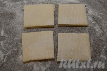 Разрезать размороженный пласт слоёного теста на 4 одинаковых&nbsp; квадрата.