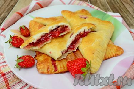 А вот как выглядят наши пирожки в разломе, вкуснейшая клубничная начинка хорошо держит форму, не растекается.