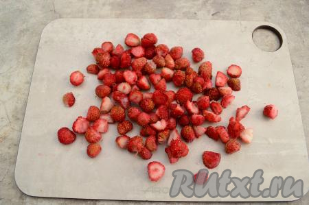 Нарезать клубнику на небольшие кусочки.