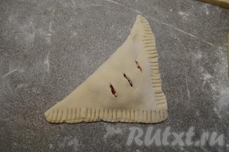 Аналогично сформировать оставшиеся пирожки с клубникой из слоёного теста.