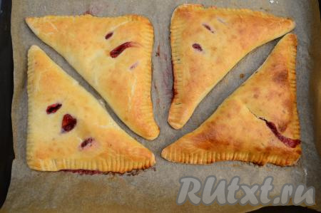 Готовые слоёные пирожки должны стать аппетитного золотистого оттенка. Во время выпечки незначительная часть ягодной начинки может вытечь из пирожков через надрезы -&nbsp; это нормально.