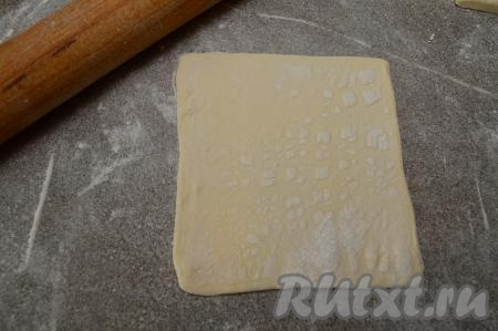 На присыпанной мукой поверхности раскатать вначале один квадратик теста до толщины примерно 2 миллиметра. У меня получился квадрат размером 14 сантиметров на 14 сантиметров.