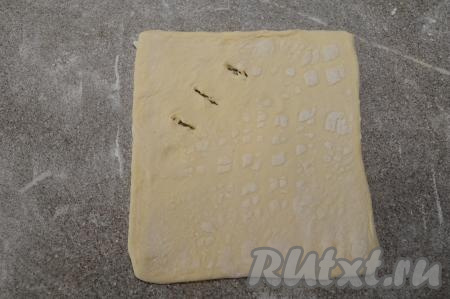 Ближе к одному углу квадрата сделать три надреза острым ножом.