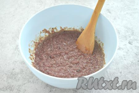 Печень и лук прокручиваем через мясорубку в объёмную миску.