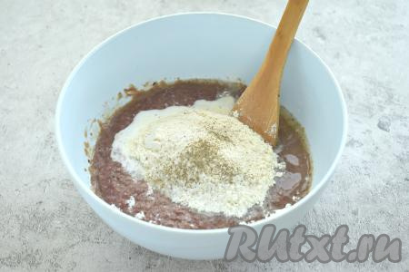 Далее всыпаем 3 столовых ложки муки, по вкусу солим и перчим.