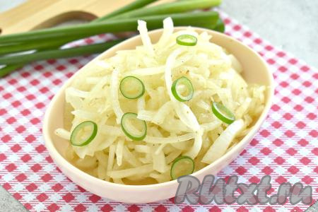 Лук, маринованный с яблочным уксусом, получается сочным, с пикантным вкусом, он станет отличным дополнением к шашлыку из мяса или курицы.