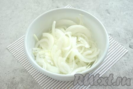 Нарезанный лук перекладываем в миску. Мнём немного лук руками, чтобы он дал сок.