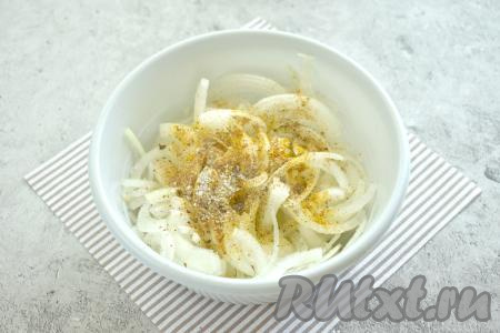 Сразу же всыпаем соль, чёрный молотый перец и специи.