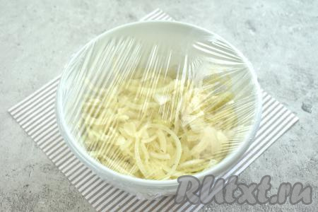 Миску с луком затягиваем пищевой плёнкой и отправляем в холодильник для маринования примерно на 1 час.