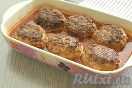 Ставим форму с ленивыми голубцами в прогретую до 180 градусов духовку на 30 минут.