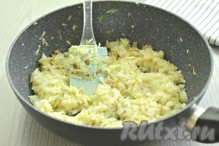 Обжариваем капусту, иногда помешивая, в течение 10-15 минут (капуста должна быть достаточно мягкой, но ещё не полностью готовой), убираем с огня и даём остыть.