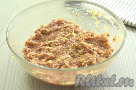Хорошо перемешиваем фарш с гречкой и капустой.