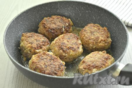 Обжариваем ленивые голубцы в сковороде по 3-4 минуты с каждой стороны на огне выше среднего.