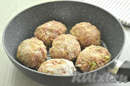 Формируем из получившейся массы заготовки ленивых голубцов в форме котлет (я сформировала 6 штук) и обваливаем их в муке со всех сторон. Разогреваем на сковороде растительное масло, выкладываем ленивые голубцы.