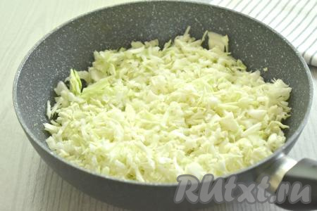 Белокочанную капусту нарезаем на небольшие кубики, добавляем к обжаренному луку, перемешиваем.