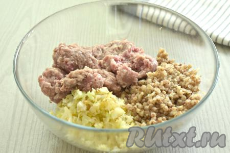 В глубокую миску выкладываем мясной фарш, добавляем остывшую жареную капусту и гречневую кашу.