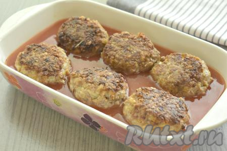 Обжаренные ленивые голубцы с гречкой перекладываем в форму для запекания. В отдельной ёмкости томатную пасту смешиваем с 250 миллилитрами тёплой воды, немного солим получившийся томатный соус и вливаем его в форму с ленивыми голубцами, заливая их почти наполовину.