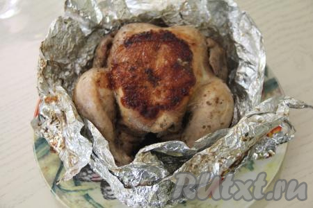 Аккуратно развернуть фольгу. Для того чтобы проверить готовность, сделать разрез возле кости на курице, если выделяется прозрачный сок, без примесей крови, значит птица готова. Если же выделяется сок с примесями крови (продолжительность запекания во многом зависит от размера птицы), тогда снова заверните курицу в фольгу и готовьте на режиме "Выпечка" в мультиварке до готовности.