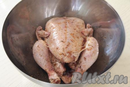 Влить соевый соус и тщательно втереть соус, соль, чеснок и специи в тушку курицы внутри и снаружи, затем оставить мариноваться минимум на 2 часа в прохладном месте.