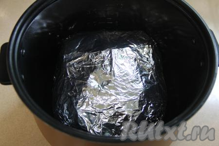 Завернуть курочку целиком в несколько слоёв фольги. В процессе приготовления в мультиварке все соки останутся внутри фольги и курица будет готовиться в собственном соку. Выложить курицу, тщательно завёрнутую в фольгу, в чашу мультиварки. Закрыть крышку мультиварки и выставить режим "Выпечка" на 1 час. После звукового сигнала перевернуть курицу в фольге на другую сторону и выставить режим "Выпечка" ещё на 1 час, крышку закрыть.