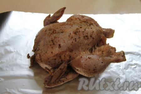 Замаринованную курицу выложить на фольгу.