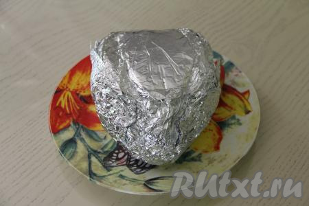 После звукового сигнала достать курицу из чаши мультиварки и переложить на тарелку.