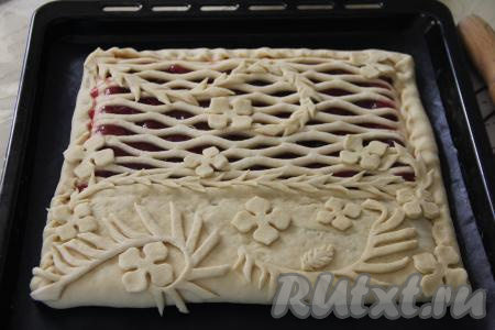 Свободным краем теста (краем теста, который мы оставили чистым) накрыть оставшуюся&nbsp; начинку. Защипать все края теста. Из оставшегося кусочка теста сформировать узоры и выложить поверх пирога. Оставить пирог для расстойки на 25 минут.